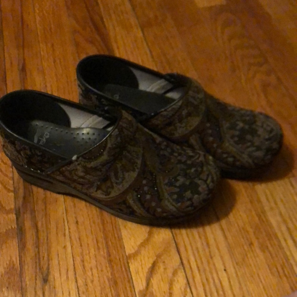 New without tags Danskos 39 (8-8.5) shoe